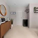 Spacious Guest Suites Near Historic Market - 5 Min Walk