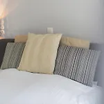 Spacious Guest Suites Near Historic Market - 5 Min Walk