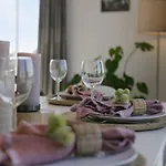 Huswell - Sea Bridge; Charming Apartment Near The Beach