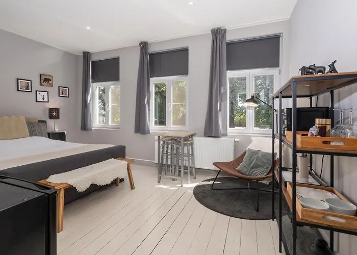 Spacious Guest Suites Near Historic Market - 5 Min Walk