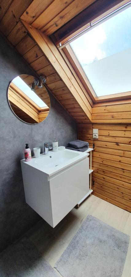 Close To Centre, 3 Rooms, 2 Bathr & Wc, Free Parking & Wifi, Spacious Living Area & Kitchen *