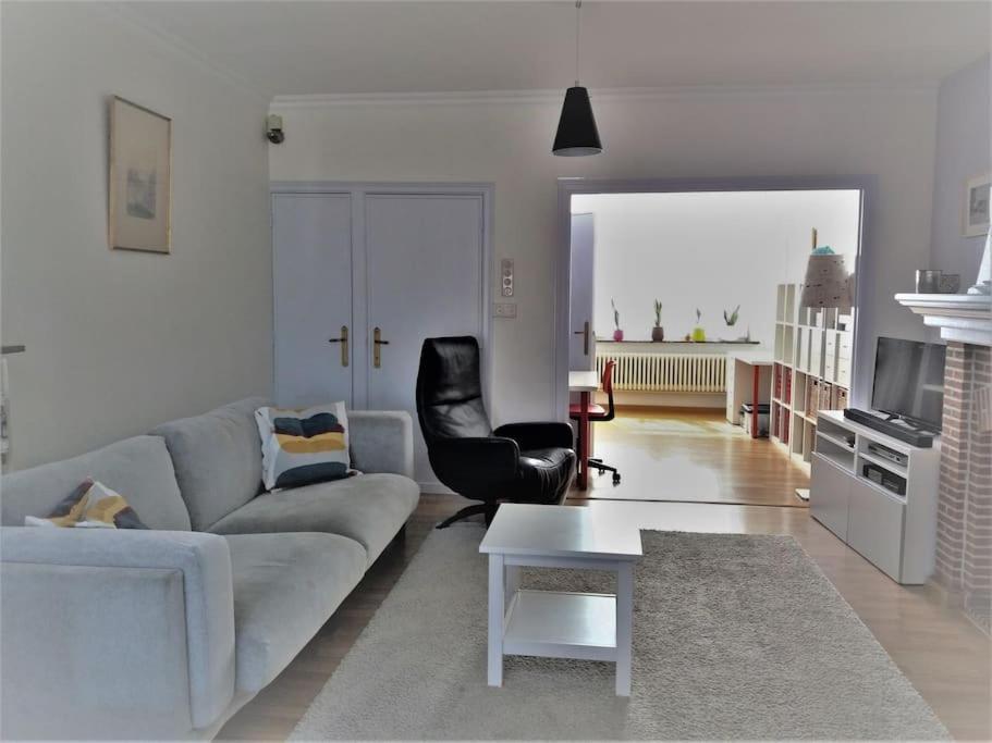 Casa de férias Family House, Free Parking, 15min. Walk To City