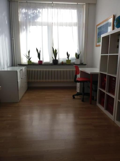 Family House, Free Parking, 15min. Walk To City