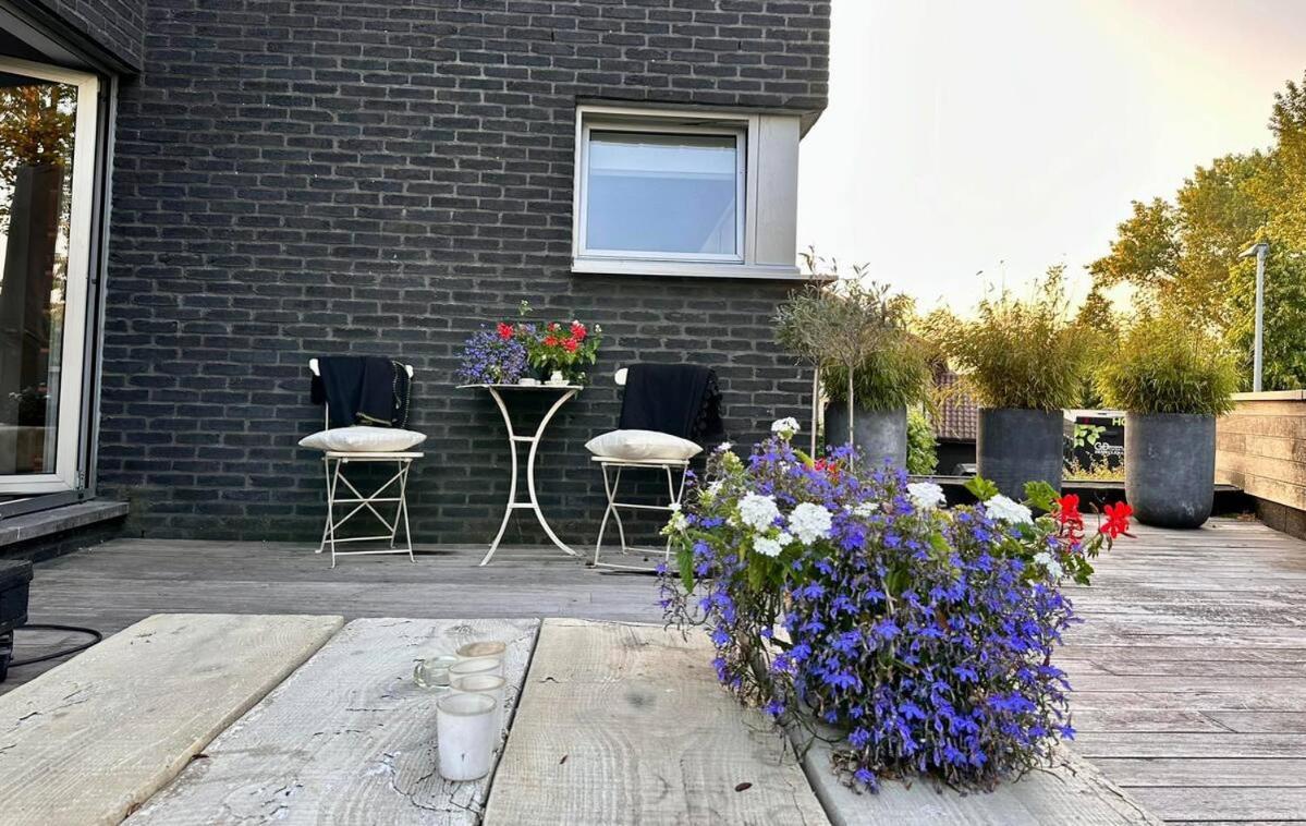 La Maison Noire Au Coin Camping *