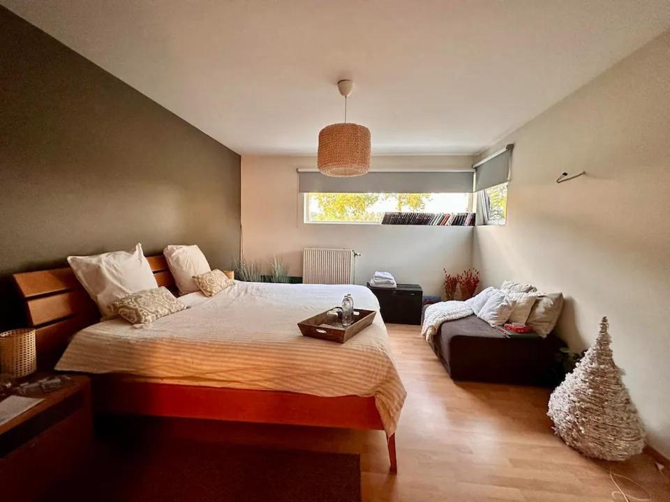 La Maison Noire Au Coin Camping *