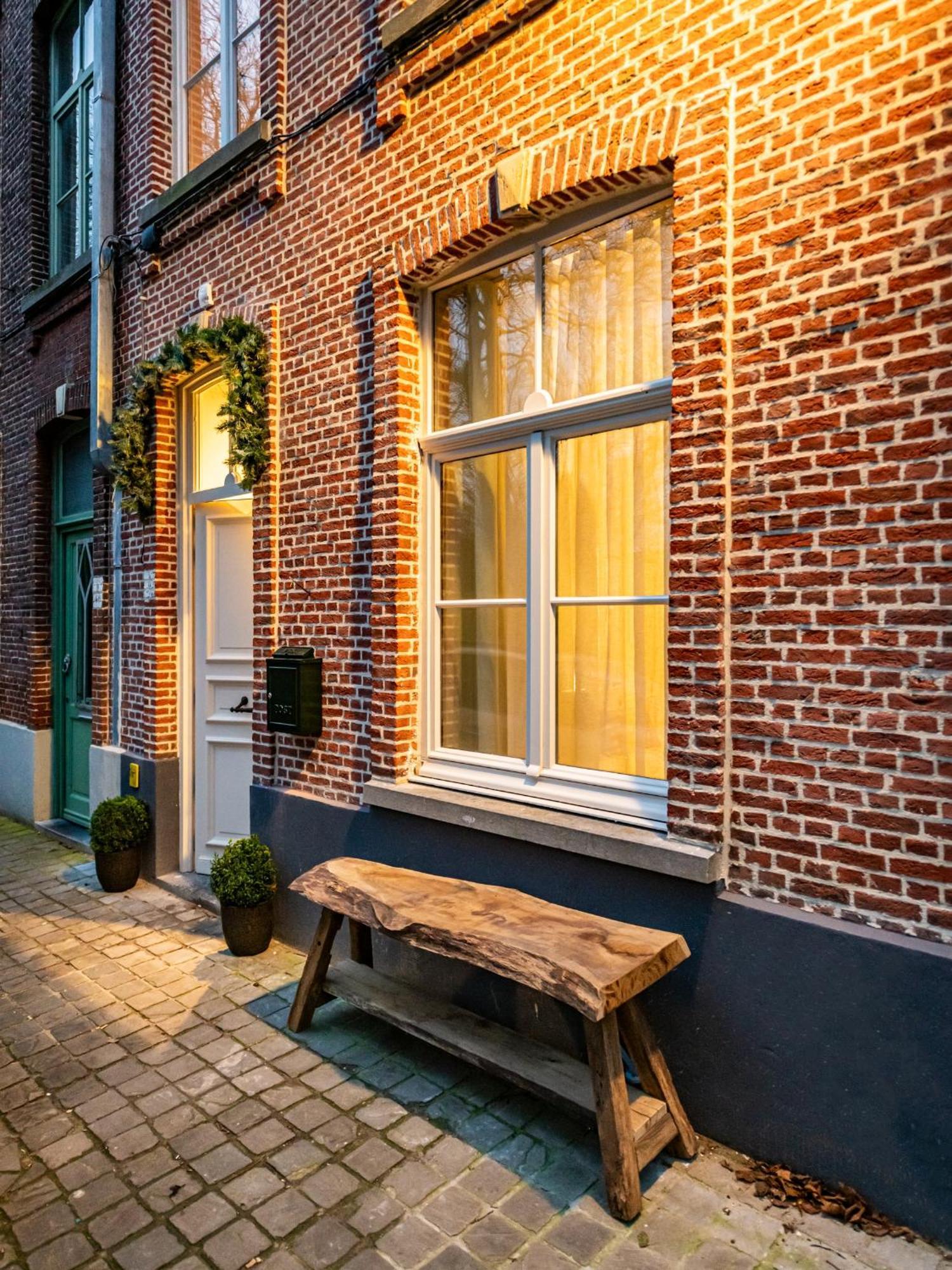 Gezellige Romantische Kamer In Hartje Miss Marlyn Couette-café Bruges