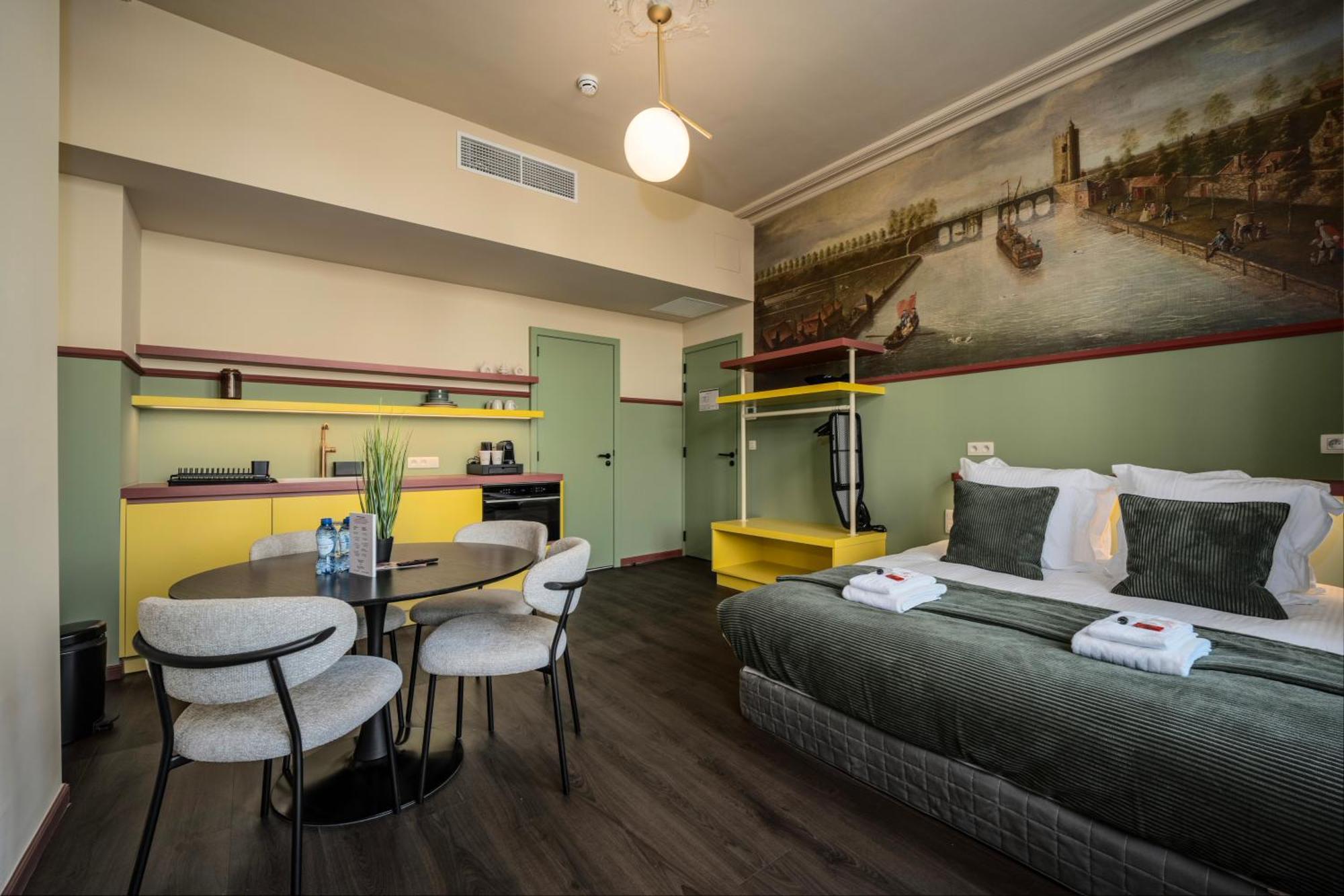 Aparthotel The Queen's Twelve By Romy&travis *