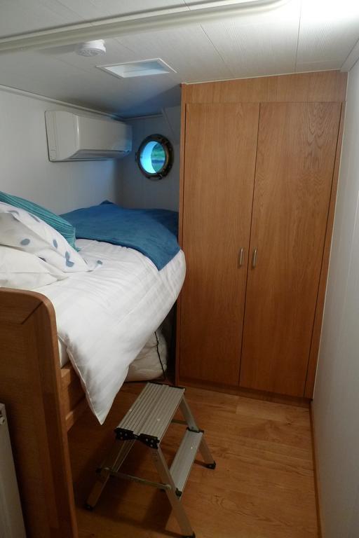 Barge Johanna Bed & Breakfast Brugge