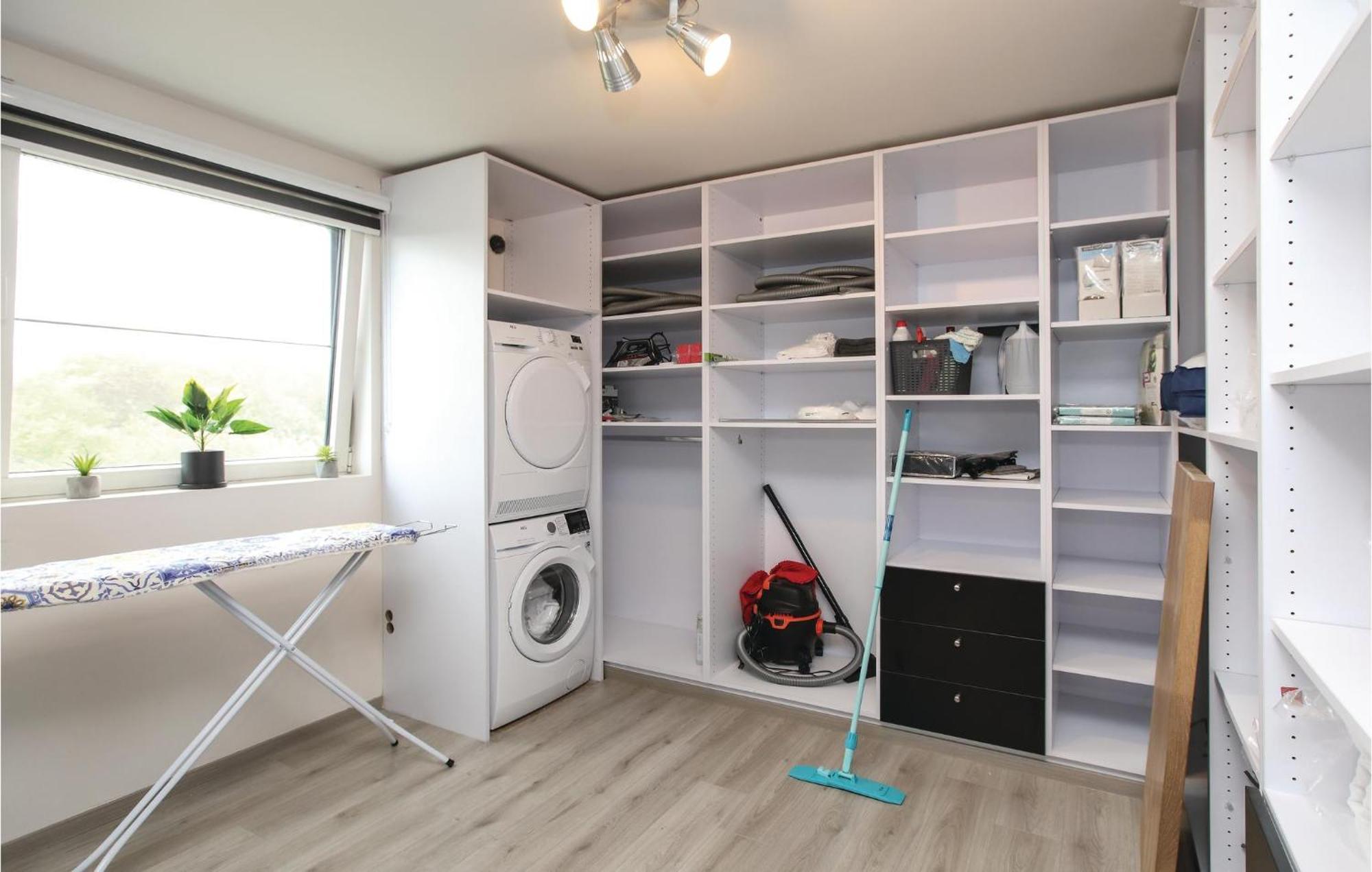 4 Bedroom Awesome In *