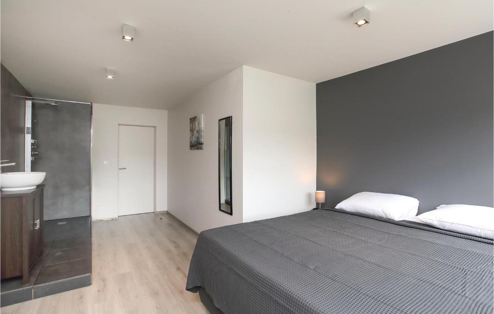 4 Bedroom Awesome In * Bruges
