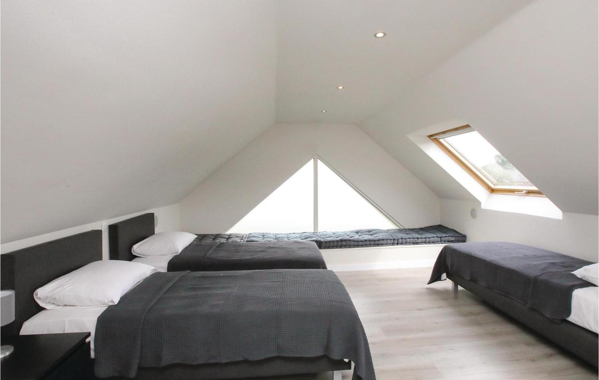 4 Bedroom Awesome In *