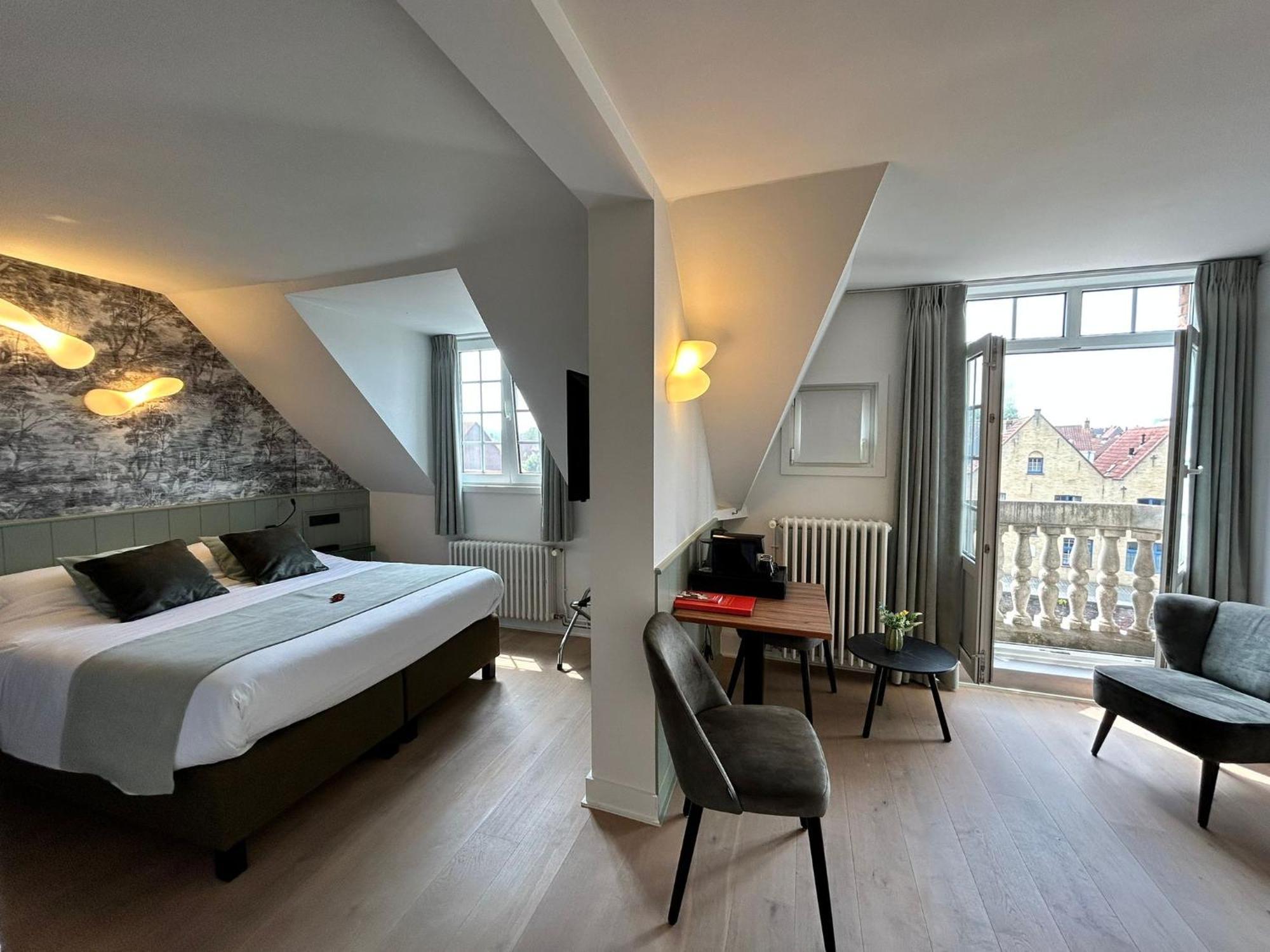 Bed & Breakfast Contrast