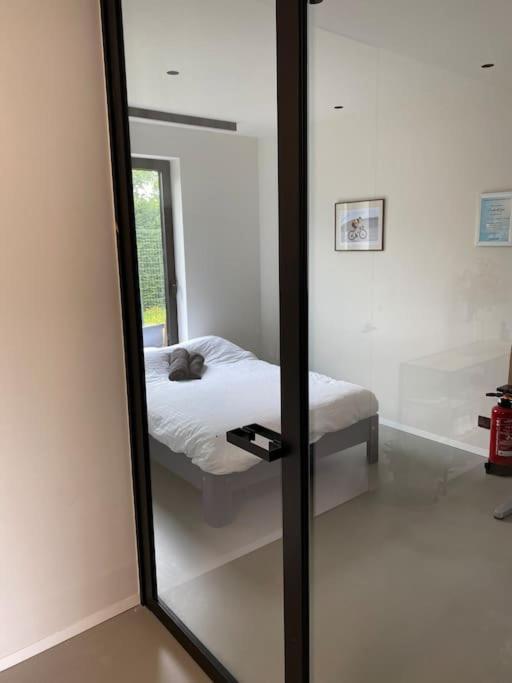 Modern Spatious House Near Villa *