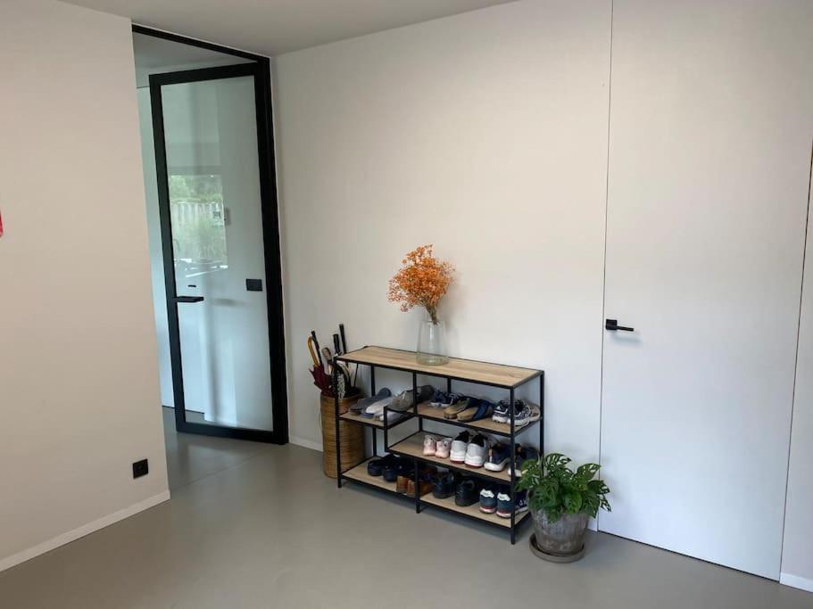 Modern Spatious House Near Villa *