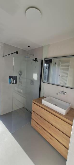 Modern Spatious House Near Villa *
