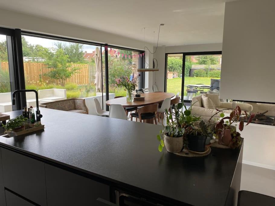 Villa Modern Spatious House Near *