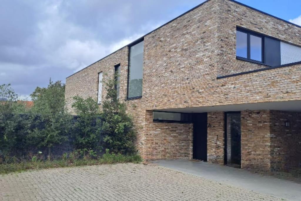 Modern Spatious House Near Villa